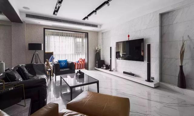 星空·综合体育_国外主播直播《逃生2》惨遭游戏与女儿双重惊吓(图3) 星空综合