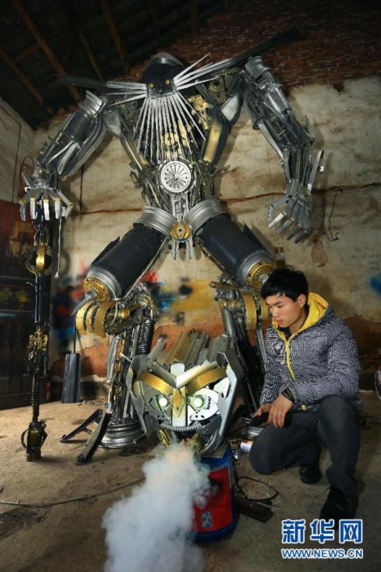 ‘星空·综合体育’猫吃鱼狗吃肉 机器人打小怪兽《超级人造人》评测(图2) 星空·综合体育