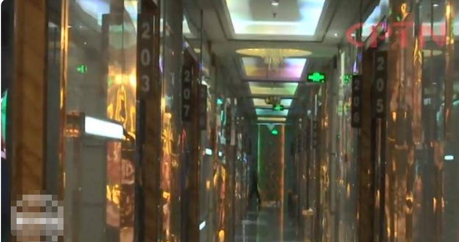 醉酒在KTV睡觉 男服务员偷偷潜入 她醒来发现裤子被解开了_星空·综合体育(图1)
醉酒在KTV睡觉 男服务员偷偷潜入 她醒来发现裤子被解开了_星空·综合体育(图1)