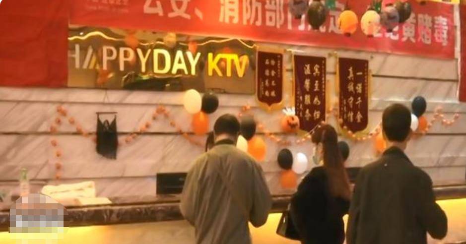 醉酒在KTV睡觉 男服务员偷偷潜入 她醒来发现裤子被解开了_星空·综合体育(图7)
醉酒在KTV睡觉 男服务员偷偷潜入 她醒来发现裤子被解开了_星空·综合体育(图7)
